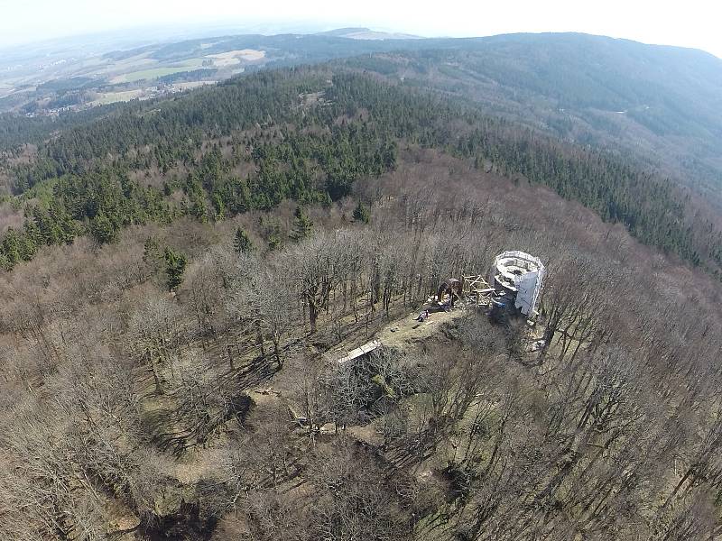 Jak vypadaly práce na hradní věži.