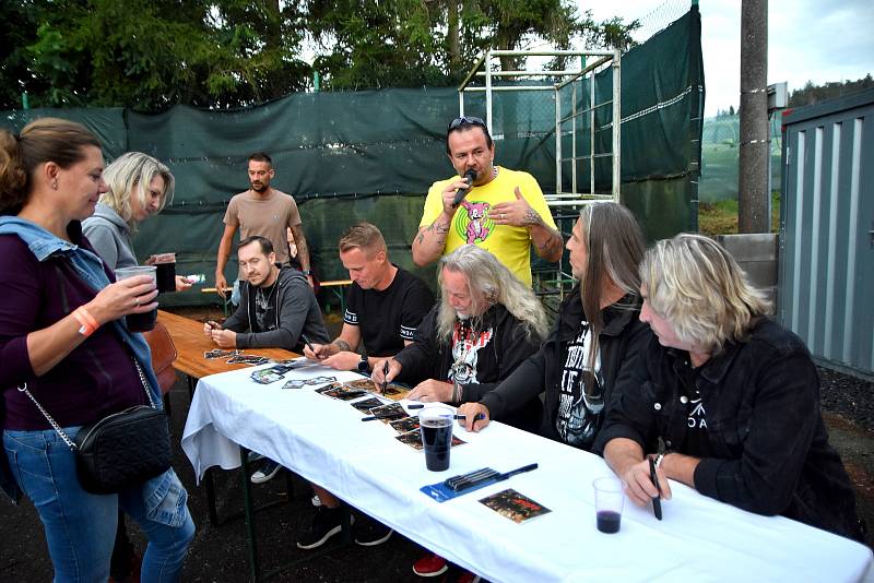 Muzikanti z kapely Kečup pokřtili poslední červencovou sobotu v Tlumačově CD „Náš příběh“ spolu s kmotrem Davidem Limberským.