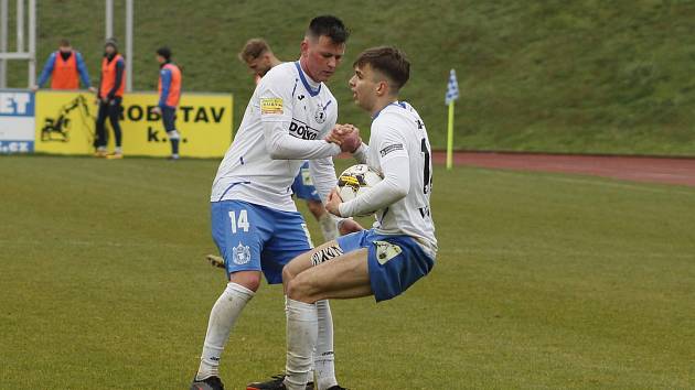 TJ Jiskra Domažlice (na snímku fotbalisté v bílých dresech) - Bohemians Praha 1905 B 2:0 (FORTUNA ČFL, skupina A, 22. kolo).