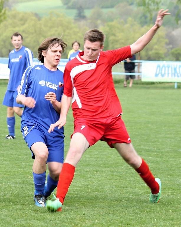 Z utkání fotbalistů Postřekova s Chodovou Planou.