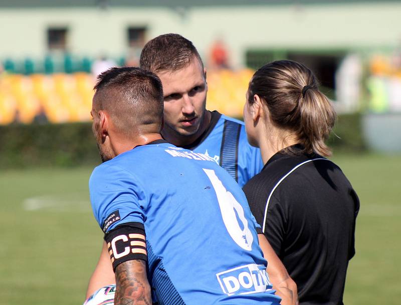 6. kolo FORTUNA ČFL, skupina A: FK Loko Vltavín (zelení) - Jiskra Domažlice (modří) 2:2.