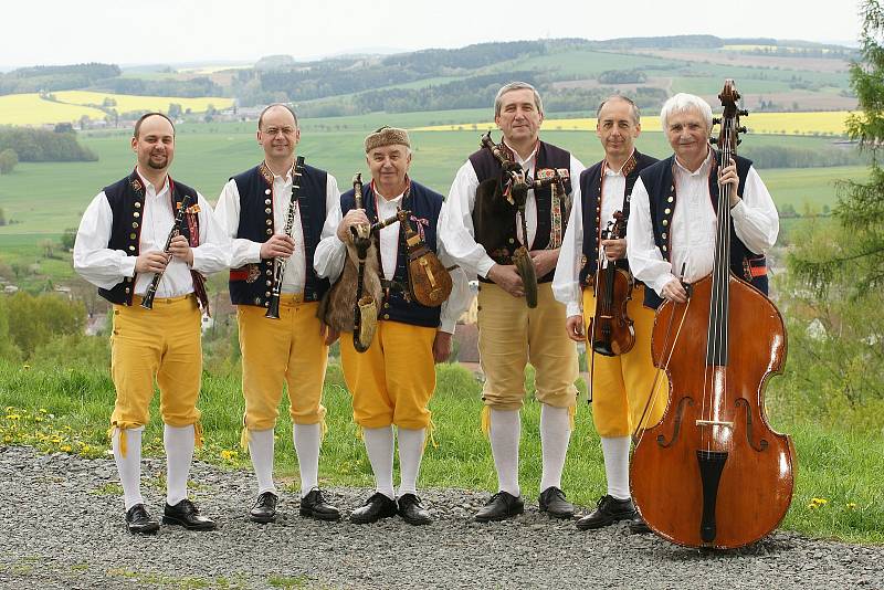 Známý zpěvák a dudák z Domažlic Antonín Konrády., na snímku je se svou Konrádyho dudáckou muzikou.