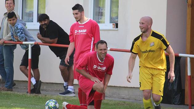 Na kolenou se ocitli fotbalisté Slavoje Koloveč A i B ve 4. kole Podbolfánské ligy. Nestačili na soupeře z Klatovska stejně jako áčko v předchozí přípravě (s Bolešinami 3:4).