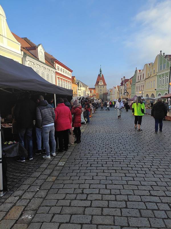 Jednodenní Vánoční trhy v Domažlicích přilákaly v sobotu 18. prosince spoustu návštěvníků. Lidé zavzpomínali i na Havla, který zemřel přesně před deseti lety.