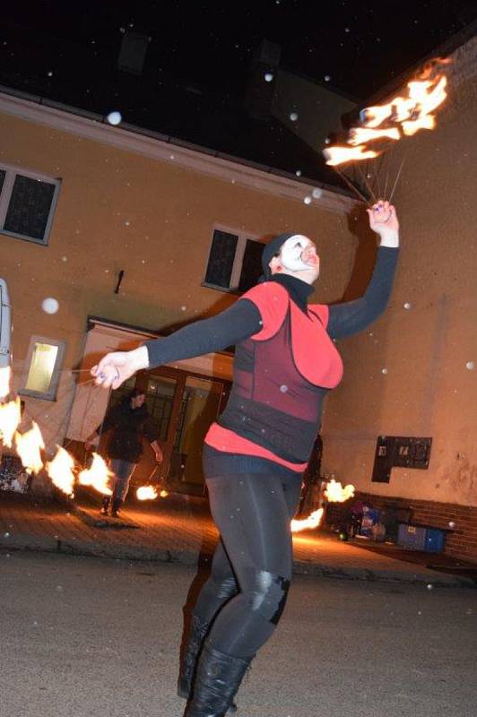 Hostouňští zahájili advent zpíváním na schodech.