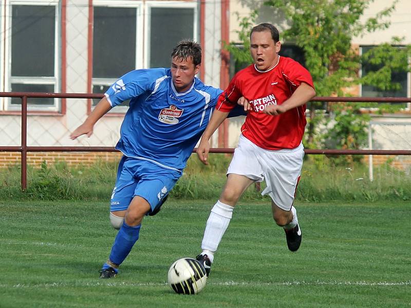 Ve šlágru úvodního kola okresního přeboru se v Chodově utkali fotbalisté domácího Tatranu se soupeřem ze ZD Meclov. 