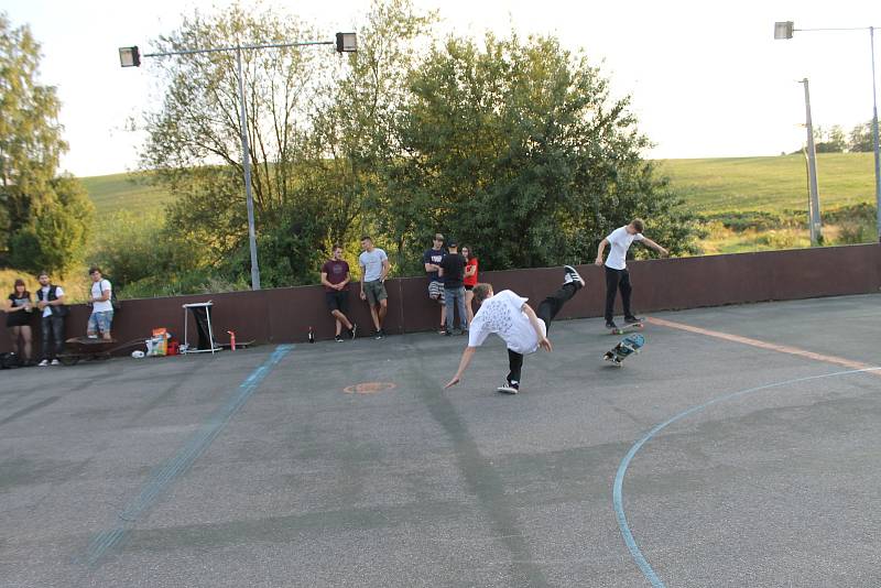 Mladí se na skateparku na umělém hřišti ve Kdyni rozloučili s prázdninami poprvé.