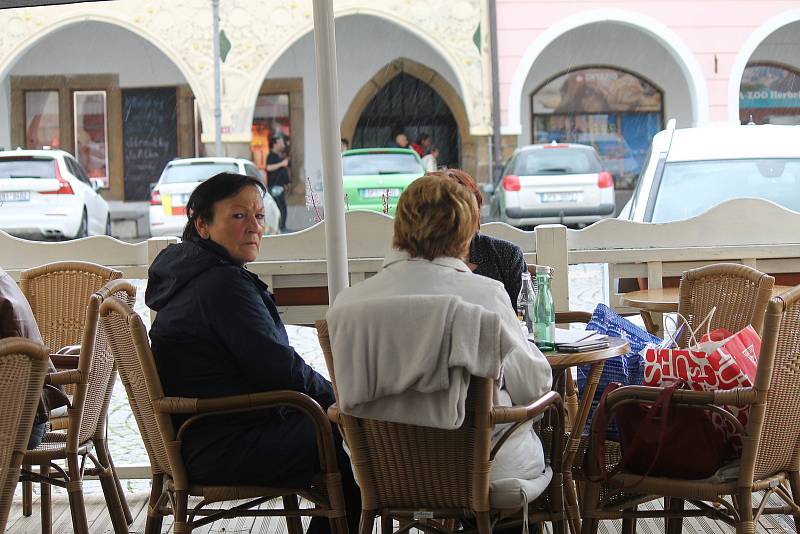 Rozvolnění. Nenosí se roušky a smí se do restaurací a kaváren