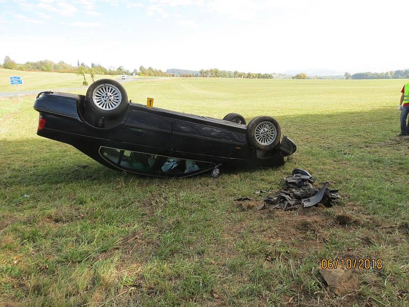 Po průjezdu zatáčky vjel na nezpevněný povrch a vjel na pole, kde havaroval.