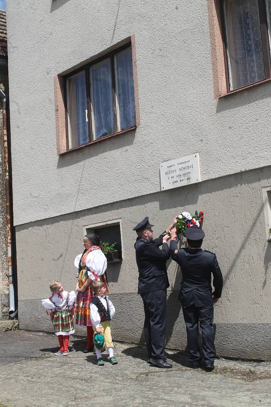 Rodáci a přátelé obce se o víkendu sešli v Chrastavicích. Uctili památku padlých z první světové války a Boženu Němcovou.