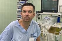 Na snímku je lékař z nové ambulance bolesti Jiří Veselý.