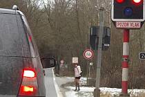 ŽENY postávají nejen na Valše, ale i  na Hadrovci  u autobusové zastávky nebo u restaurace.