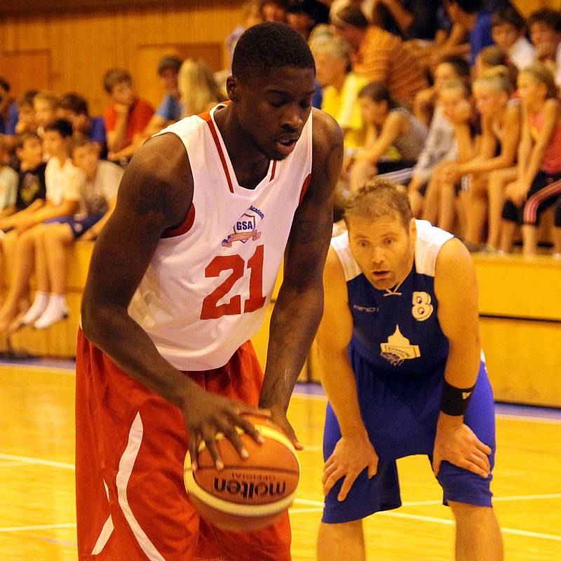 Z přátelského utkání basketbalistů Jiskry Domažlice a výběru amerických univerzit.