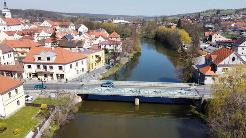 Most přes řeku Radbuzu vedoucí do centra Horšovského Týna technici rozřežou a odvezou. Na jeho místě postaví nový.