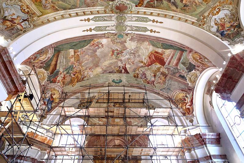 Obnovu vzácné fresky z 18. století provádí restaurátor David Hrabálek v kostele Narození Panny Marie na náměstí Míru v Domažlicích.