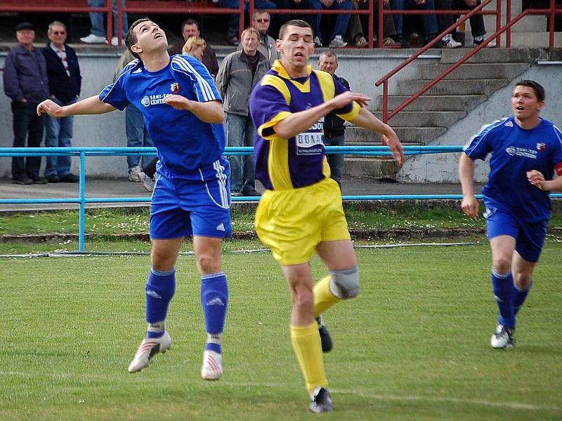Z chodského derby v Postřekově, kam zavítali hráči Tatranu Chodov. Diváci se dočkali atraktivního fotbalu, okořeněného góly. Domácí nakonec vyhráli 3:1.