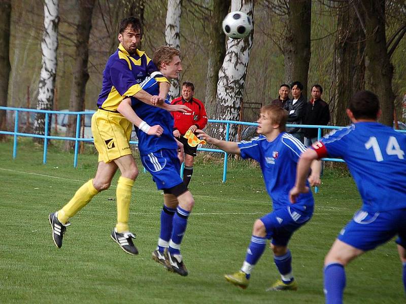 Z chodského derby v Postřekově, kam zavítali hráči Tatranu Chodov. Diváci se dočkali atraktivního fotbalu, okořeněného góly. Domácí nakonec vyhráli 3:1.