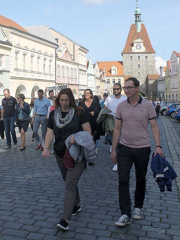 Sobotní průvod, který byl vrcholem oslav domažlického gymnázia, směřoval od budovy školy do centra a skončil u Chodského hradu. Zúčastnily se ho stovky lidí.