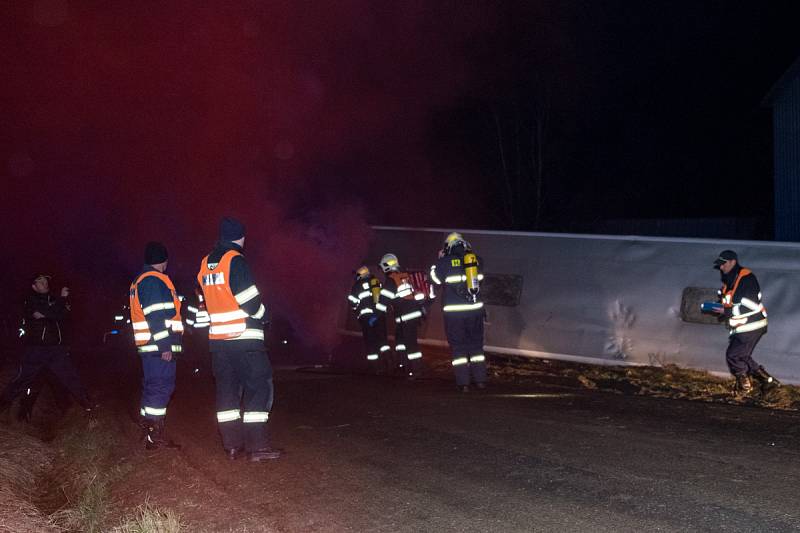 Záchranáři trénovali havárii autobusu u Dolního Metelska.