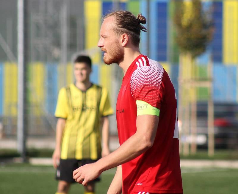 13. kolo FORTUNA divize, skupina A: SK Petřín Plzeň - TJ Jiskra Domažlice B (na snímku fotbalisté ve žlutých dresech) 0:2 (0:1).