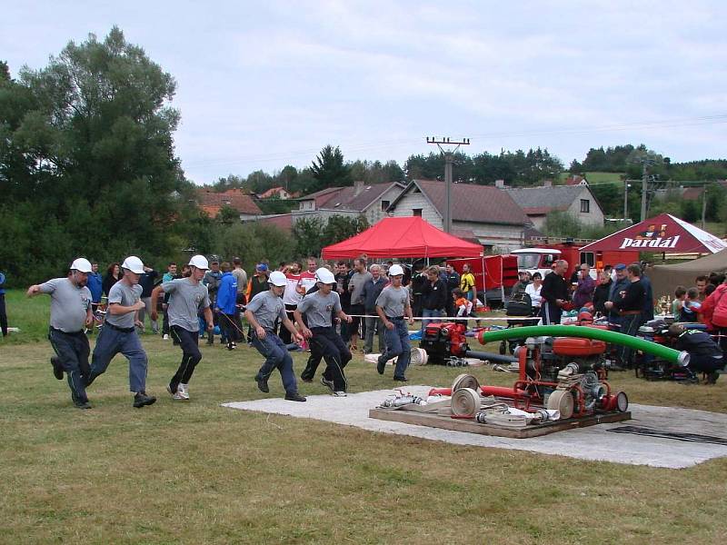 Ze třetího ročníku soutěže hasičů v požárním útoku O pohár starosty obce Pařezov.
