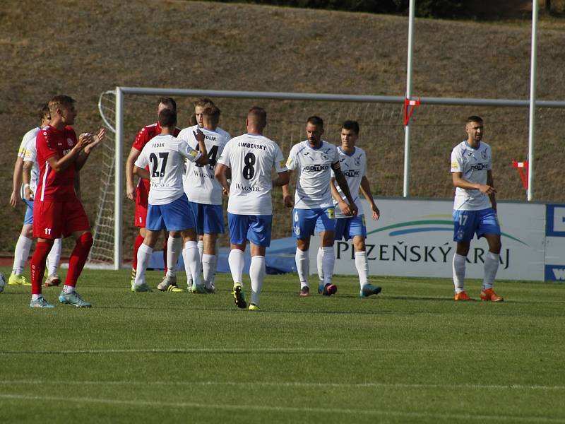 1. kolo MOL Cupu: TJ Jiskra Domažlice (na snímku hráči v bílých dresech) - FK Králův Dvůr 2:1 po prodloužení.