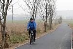 VYZKOUŠELI CYKLOSTEZKU. Neděle zavedla na nově vznikající stezku spoustu pěších i cyklistů. 