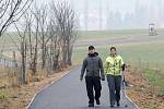 VYZKOUŠELI CYKLOSTEZKU. Neděle zavedla na nově vznikající stezku spoustu pěších i cyklistů. 