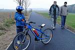 VYZKOUŠELI CYKLOSTEZKU. Neděle zavedla na nově vznikající stezku spoustu pěších i cyklistů. 