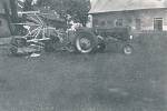 První traktor družstva John Deere z roku 1946 se samovazem. Foto je pořízeno při sklizni obilí na Myslívě.