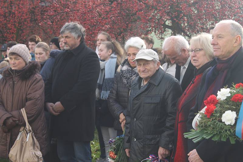 Z pietní akce u pamětní desky třetího odboje v parku pod Chodským hradem.