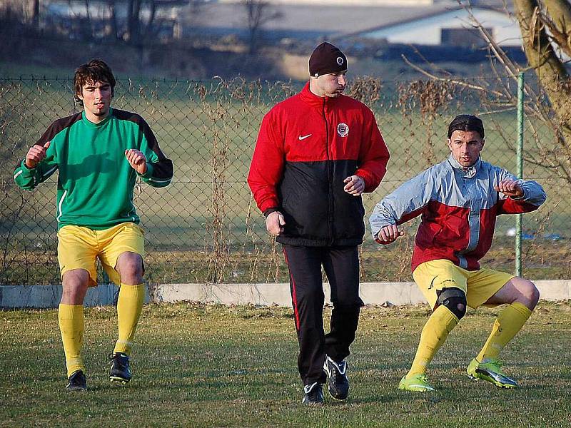 Trenéři Sparty Praha v Tlumačově na tréninku místních fotbalistů.