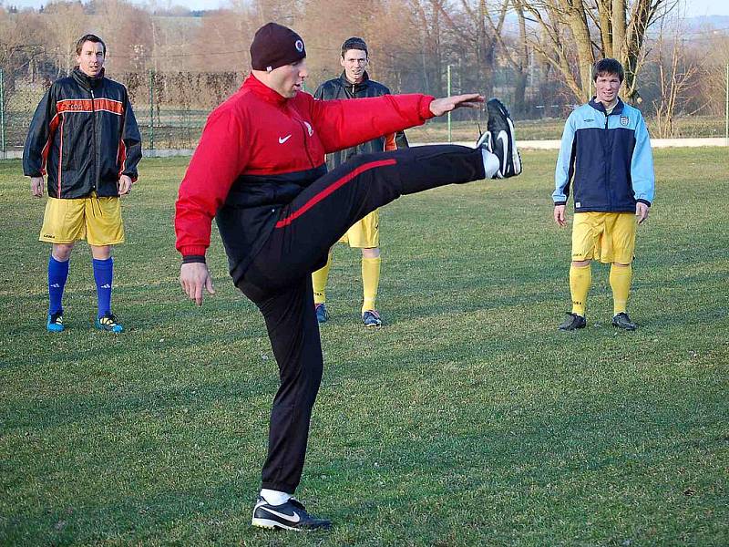 Trenéři Sparty Praha v Tlumačově na tréninku místních fotbalistů.