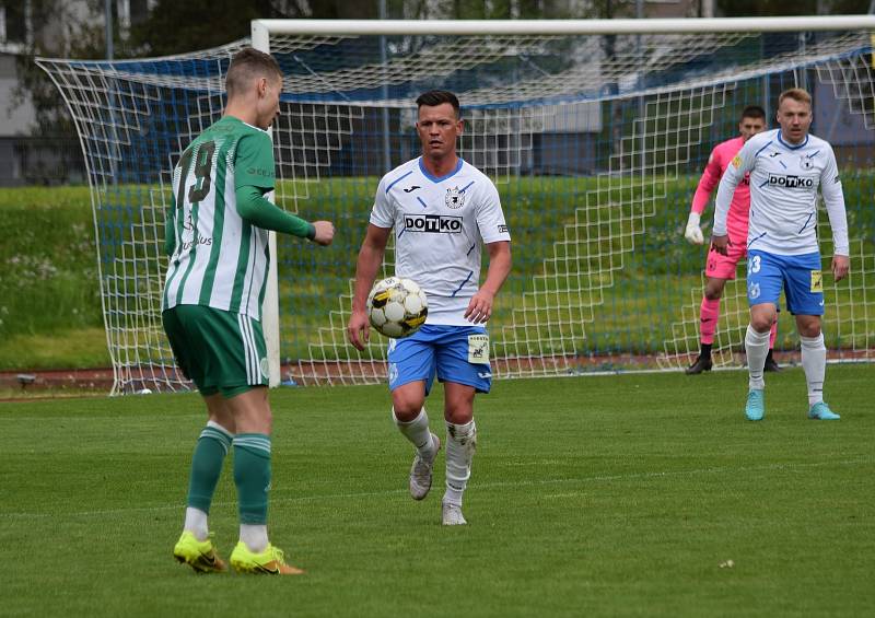 FORTUNA ČFL, skupina A (26. kolo): TJ Jiskra Domažlice (na snímku fotbalisté v bílomodrých dresech) - Sokol Hostouň 3:2.