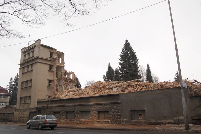 Demolice staré domažlické nemocnice. Stav z 26. a 28. února.