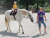 Velkým lákadlem pro nejmenší návštěvníky byla jízda na koni.