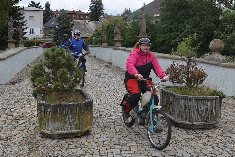 Desítky motocyklů se sjely na třetí Mopedscuk do Rybníku