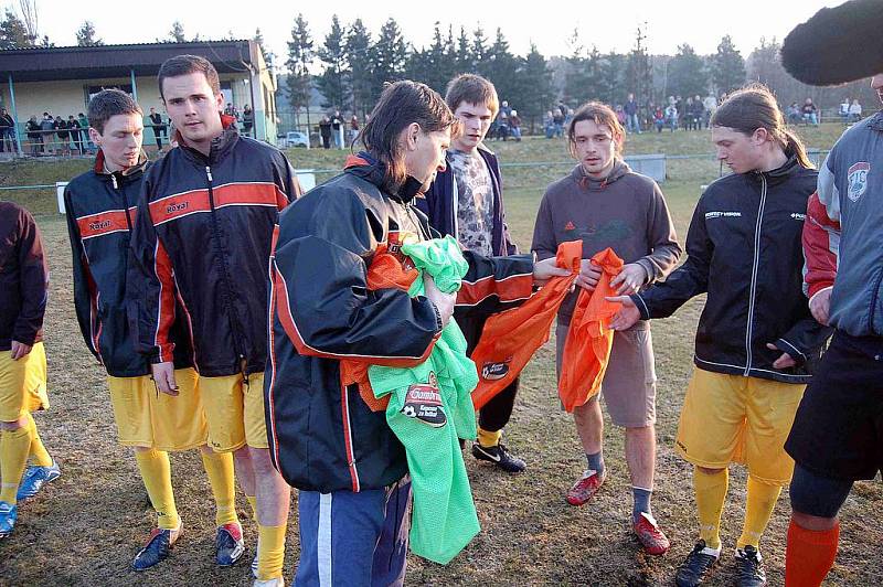 Trenéři Sparty Praha v Tlumačově na tréninku místních fotbalistů.