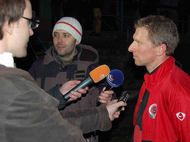 Trenéři Sparty Praha v Tlumačově na tréninku místních fotbalistů.