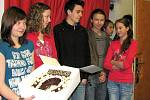 Z předání dortu na Gymnáziu J. Š. Baara nejpočetněji zastoupené třídě v pochodu Lenochod.