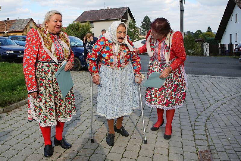 V Mrákově přišla k volbám do sněmovny i dvaadevadesátiletá Marie Mlezivová. Společně se svými průvodkyněmi se oblékly do tradičních chodských krojů.