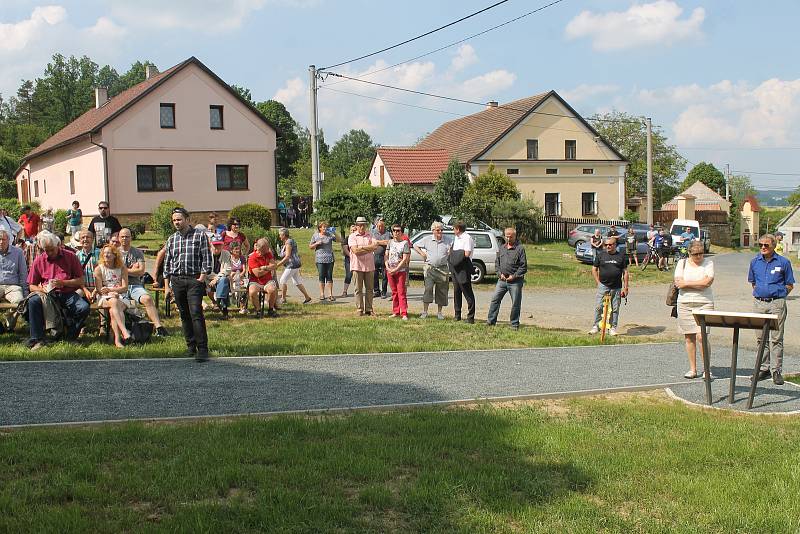 ODHALENÍ PAMÁTNÍKU se uskutečnilo v sobotu za přítomnosti českých i německých rodáků ze Šitboře.Foto: Deník/Jiří Studnička