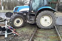 Traktor uvízl na železničním přejezdu v Domažlicích v Jiráskově ulici.