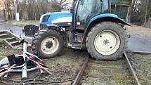 Traktor uvízl na železničním přejezdu v Domažlicích v Jiráskově ulici.