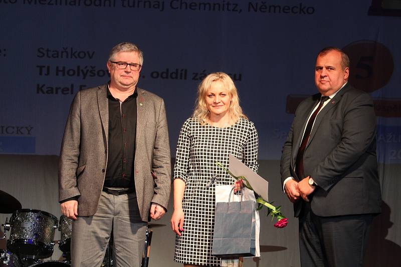 Dospělí - jednotlivci: za pátou zápasnici Terezu Konopíkovou převzala ocenění maminka.