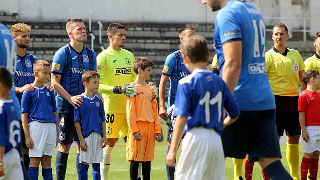 Baráž o F:NL, 2. zápas: FK Viktoria Žižkov - TJ Jiskra Domažlice (na snímku fotbalisté v modrých dresech) 4:0 (3:0).