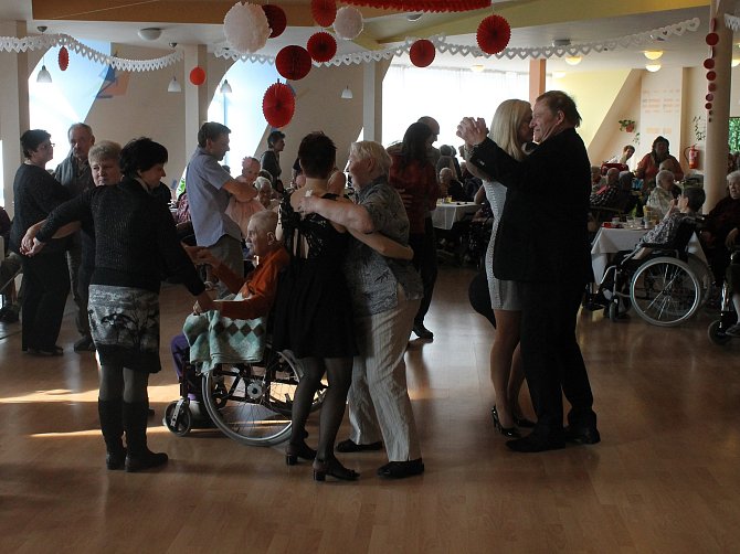 Sobotní ples v Domě seniorů ve Kdyni.