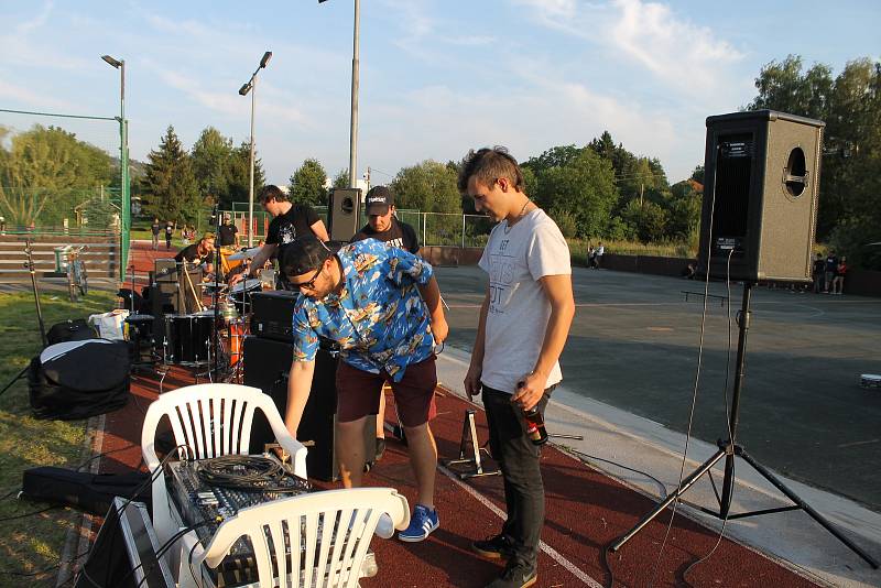 Mladí se na skateparku na umělém hřišti ve Kdyni rozloučili s prázdninami poprvé.