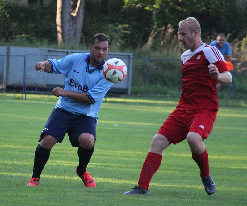 FK Holýšov B (v modrém) - Sokol Osvračín (v červeném) 2:2, na penalty 2:4.