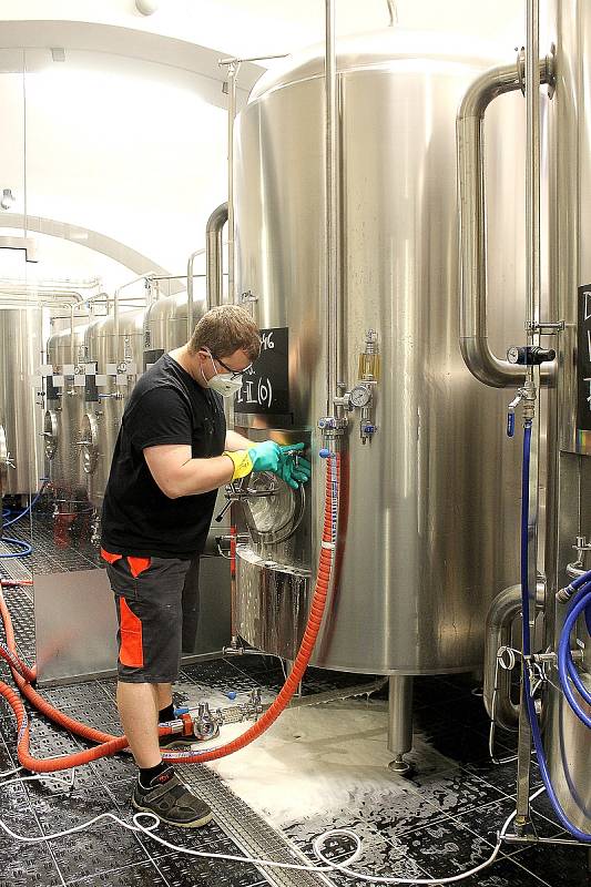 Sládek Městského pivovaru Domažlice David Bierhanzl kontroluje pivní tank.